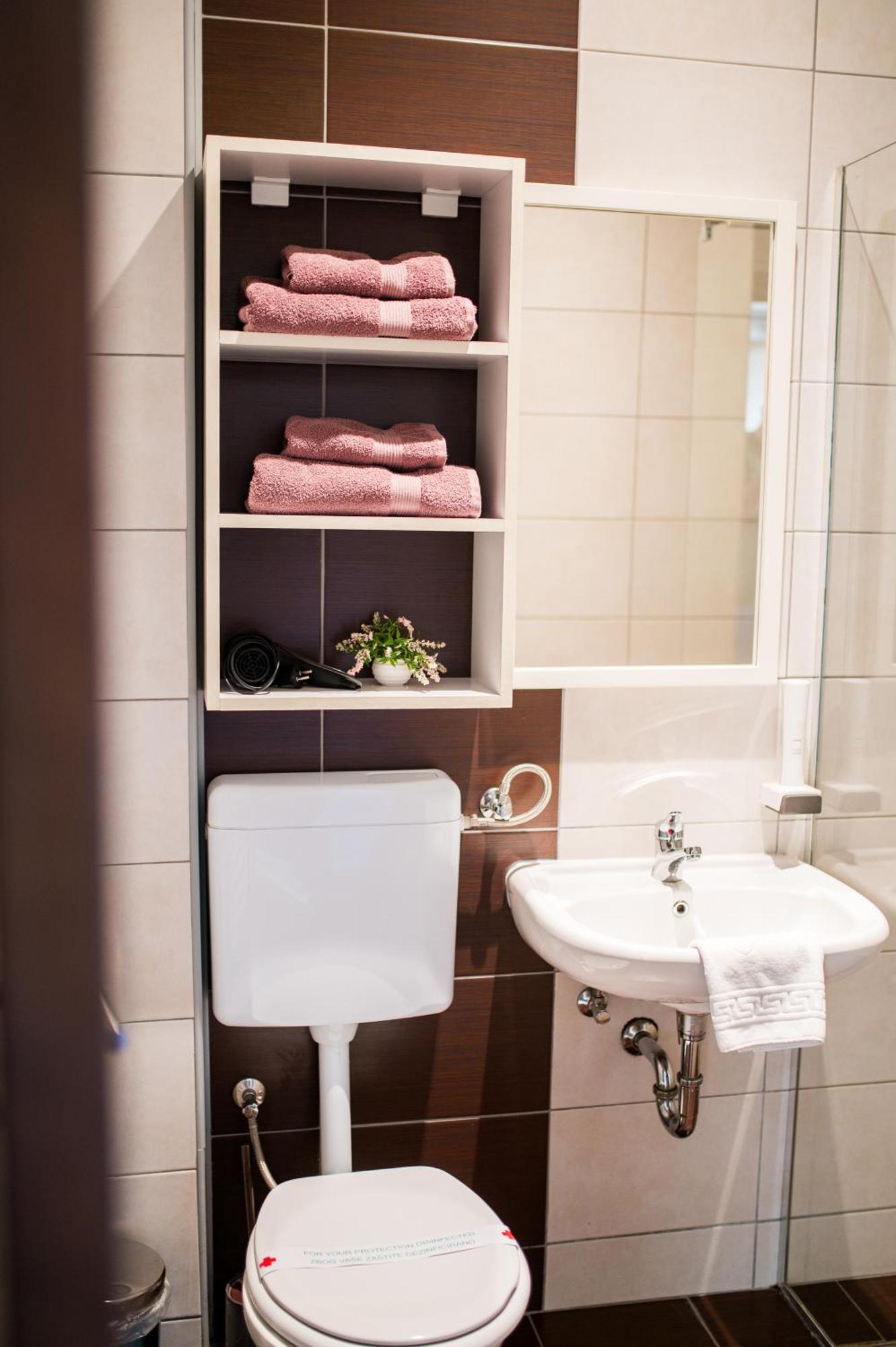 University Hotel Dorrah Тузла Екстер'єр фото