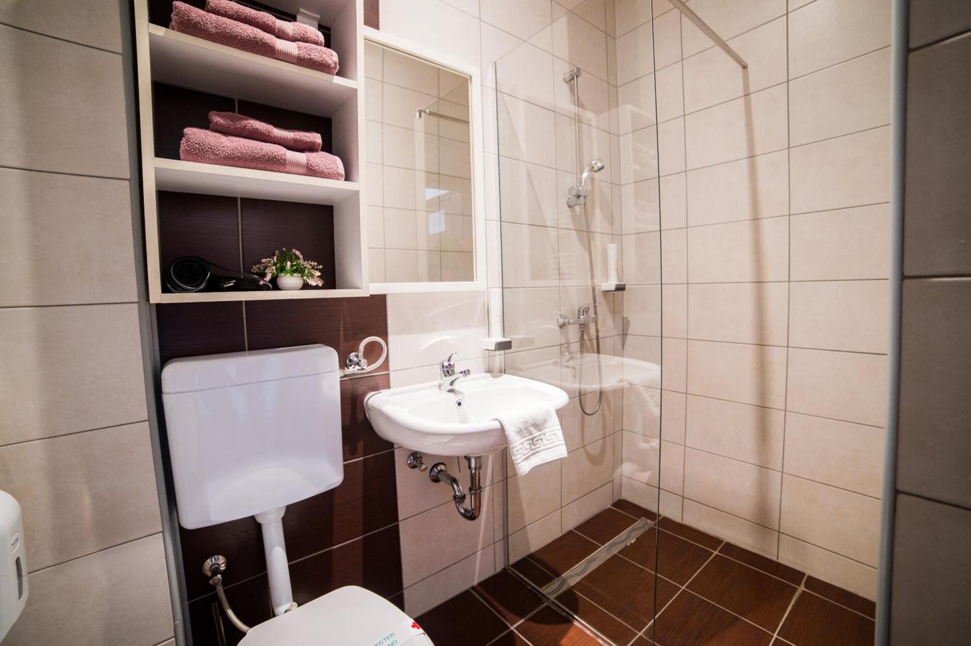 University Hotel Dorrah Тузла Екстер'єр фото